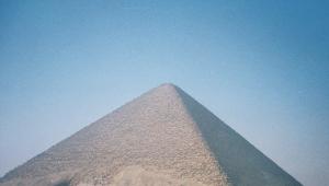 Возможно, верхние блоки египетских пирамид отлиты из бетона