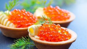 Roter Kaviar Es gibt Luftblasen im roten Kaviar